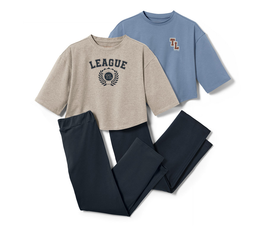 Zwei Jersey-Pyjamas und zwei Hosen liegen übereinander.