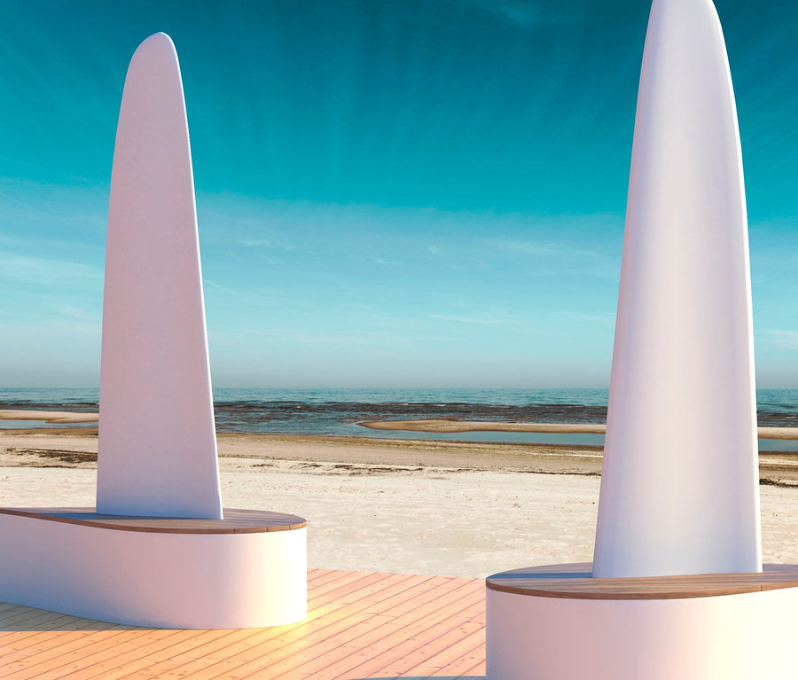 Zwei weiße Wings for Living Bank »Sydney« Bänke stehen auf einem Holzdeck mit Blick auf Strand und Meer.