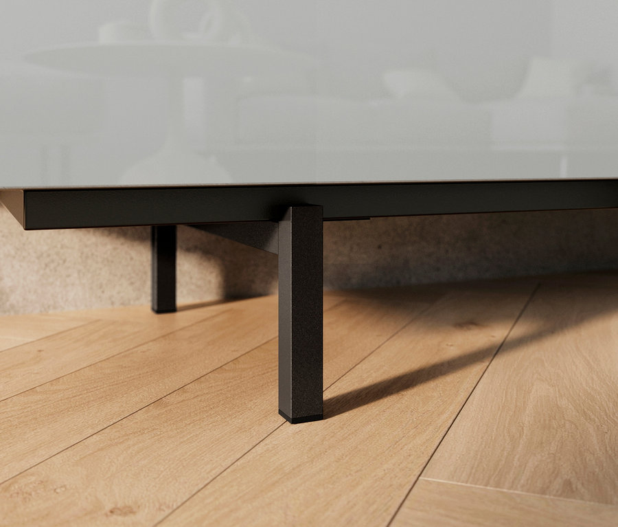 Detailansicht eines Glas-Sideboards auf einem Holzboden.