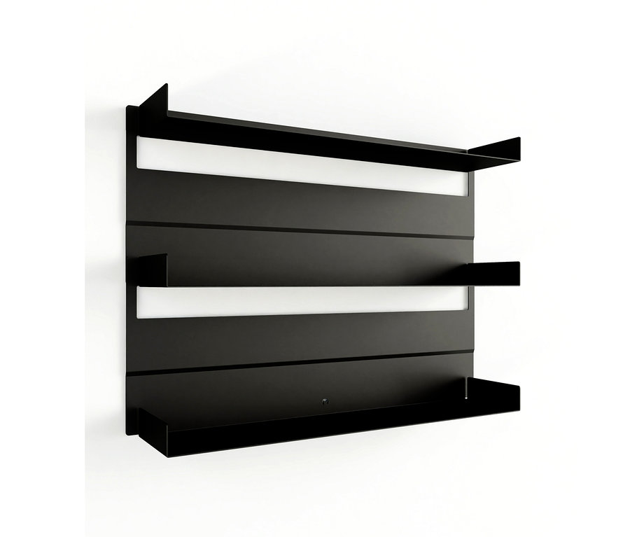 Schwarzes Wandregal Aris an einer weißen Wand.