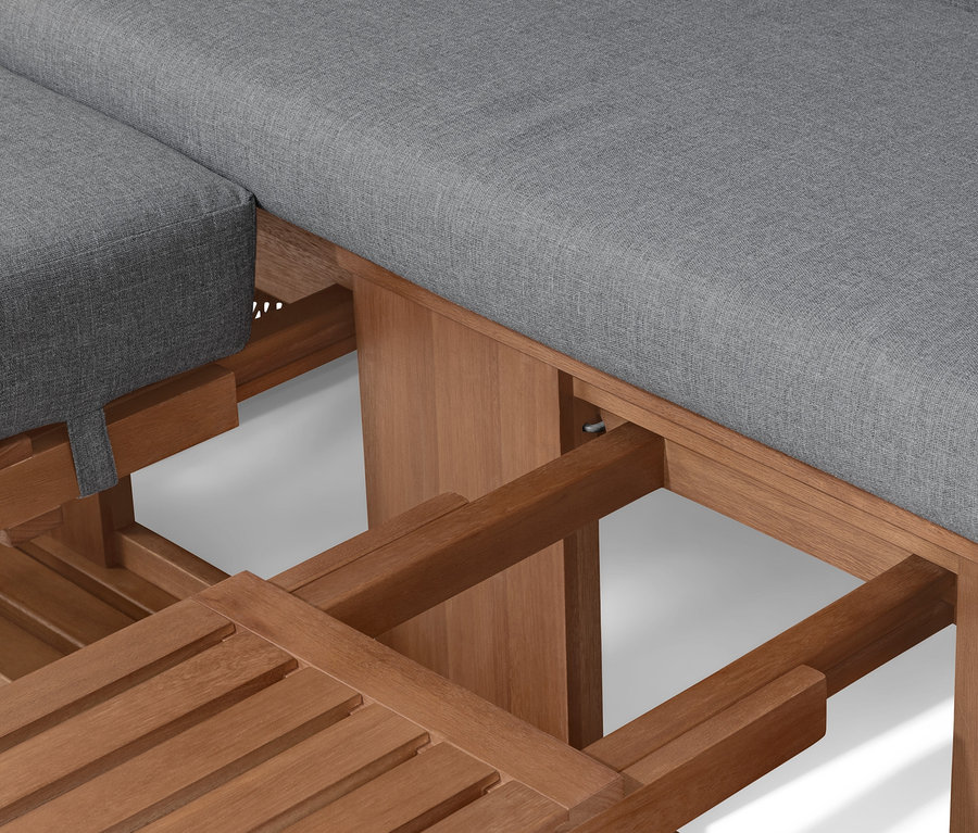 Detailansicht eines Premium-Strandkorbs XL mit 2 Ausklapptischen und grauen Kissen.