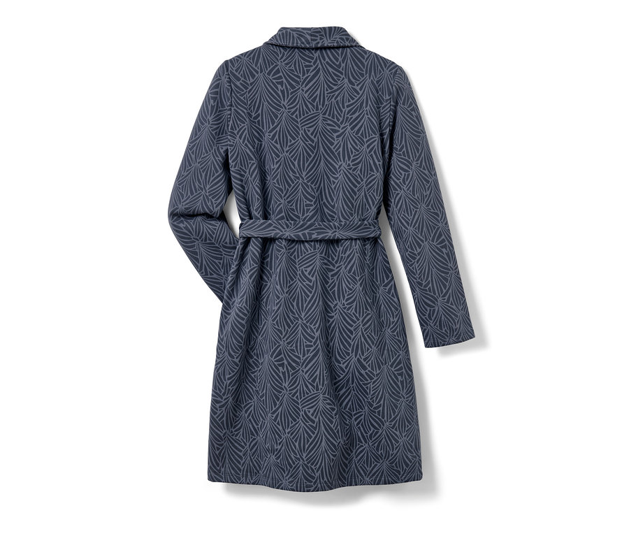 Blauer Morgenmantel mit Blattmuster.