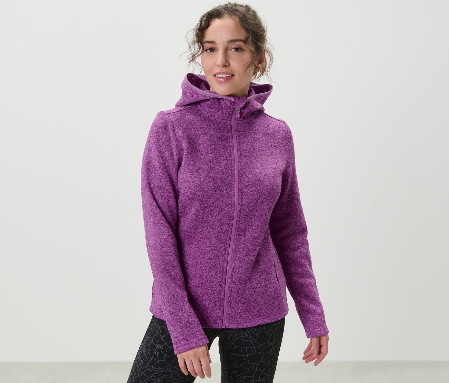 Frau trägt eine Strickfleece-Jacke, beere.