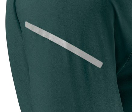 Detailaufnahme eines grünen Thermo-Funktionsshirts mit reflektierendem Streifen.