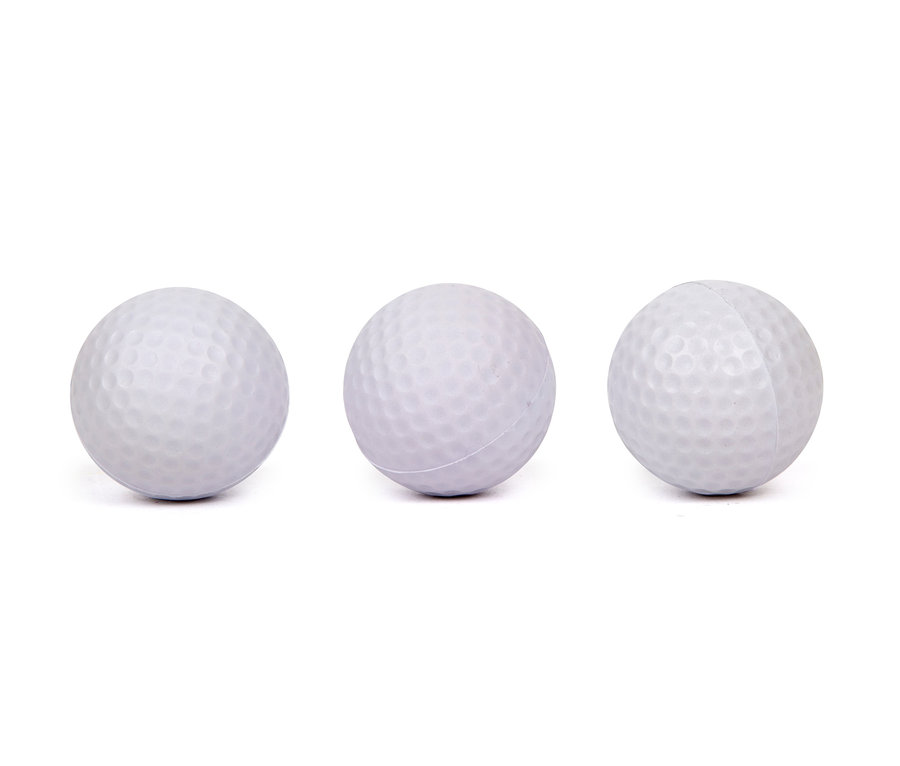 Drei weiße Golfbälle liegen nebeneinander.