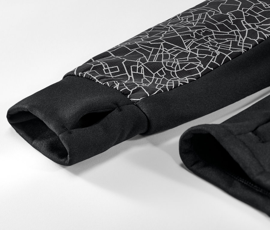 Detailansicht einer Thermojacke mit schwarzem Bündchen und geometrischem Muster am Ärmel.