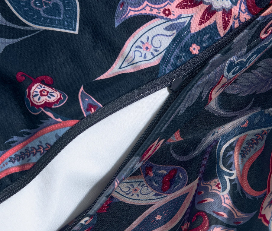Detailansicht von geöffneter Renforcé-Bettwäsche mit Blumenmuster.