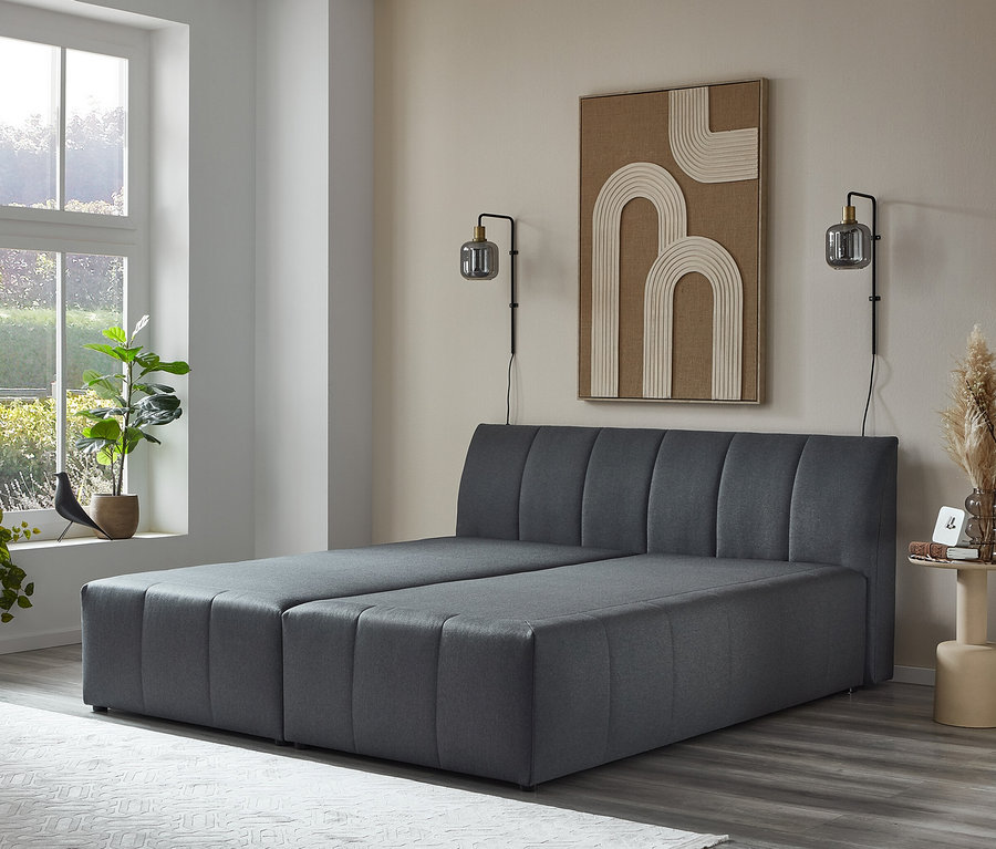 Graues DOMO collection Boxspringbett 180 x 200 cm inklusive Topper im Raum.