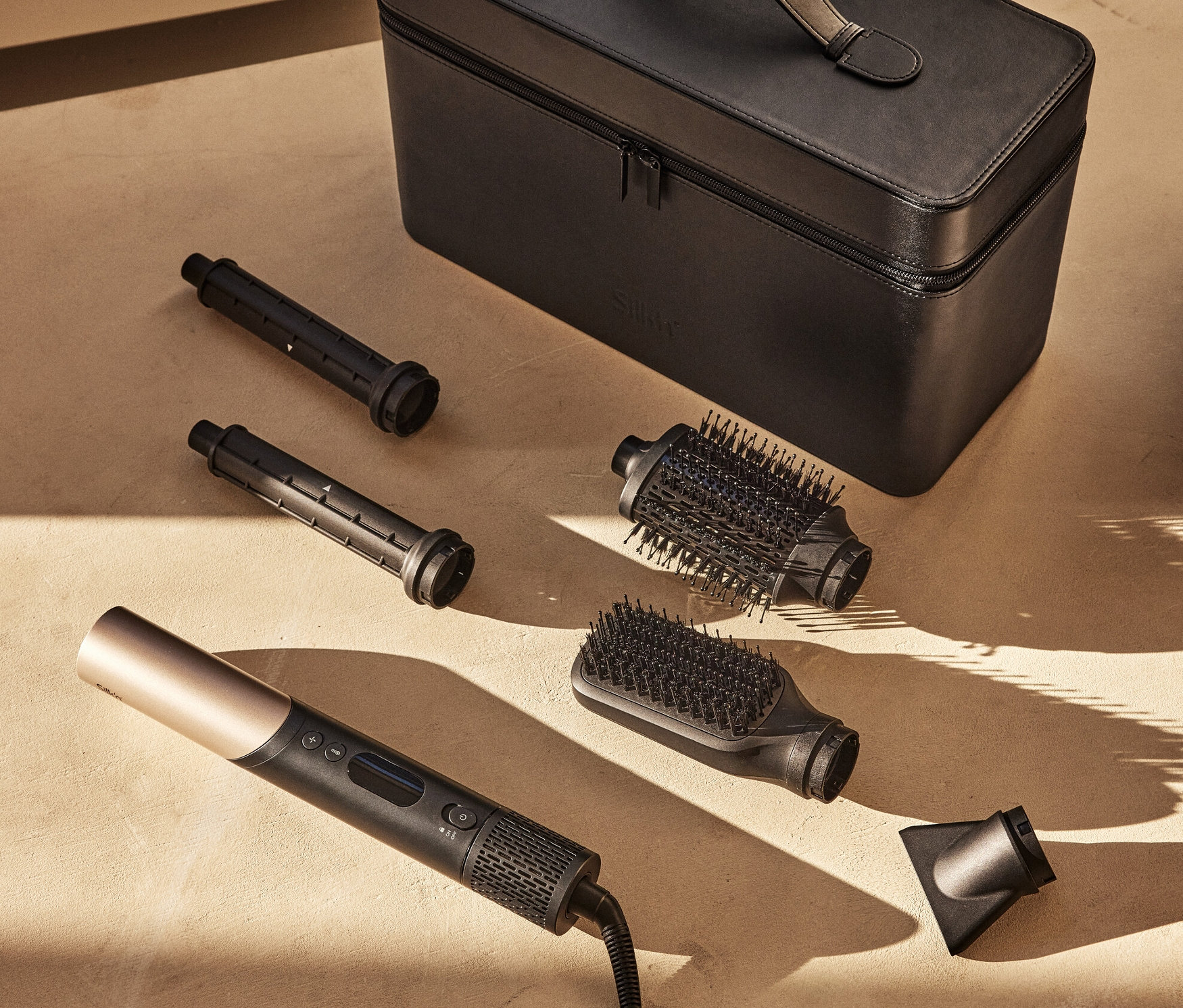 Abgebildet ist ein Silk'n Multihaarstyler »SilkyAirFlex« mit Zubehör.