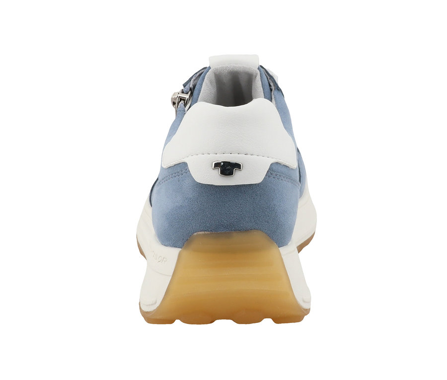 Rückansicht eines Tom Tailor Sneakers, Textil/PU sky, mit blauem Wildleder-Obermaterial und weißer Ferse.