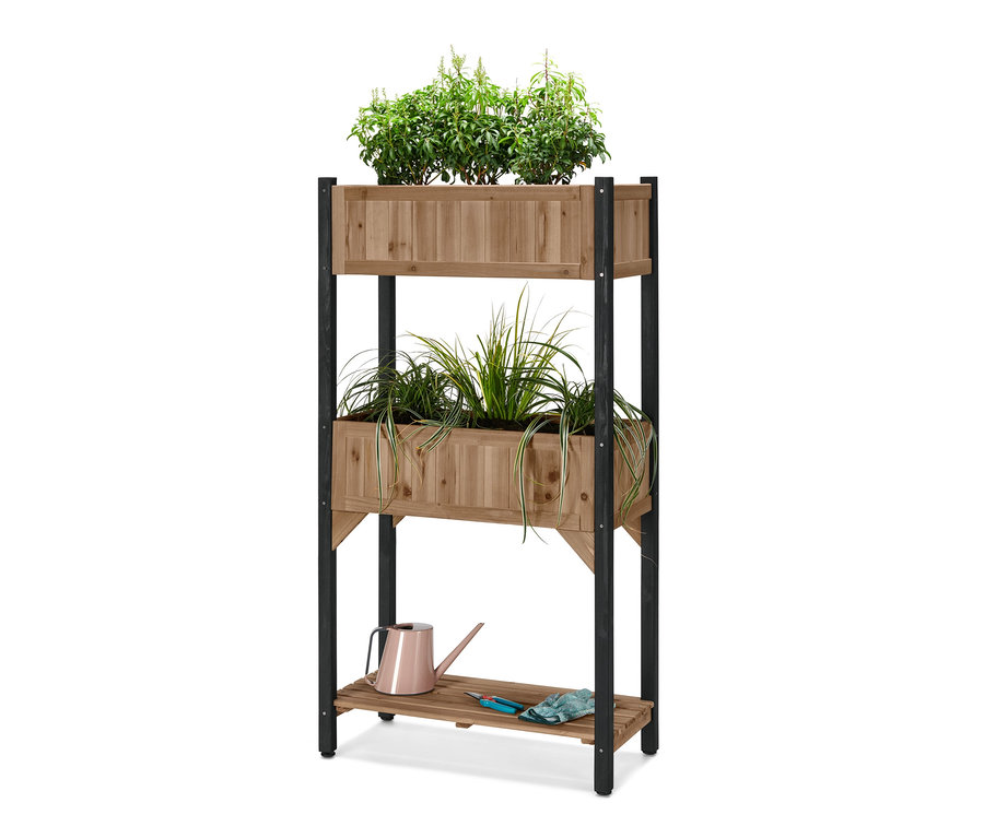 Dreistöckiges Pflanzkasten-Regal »Elin« mit Pflanzen, Gießkanne, Gartenschere und Handschuhen.