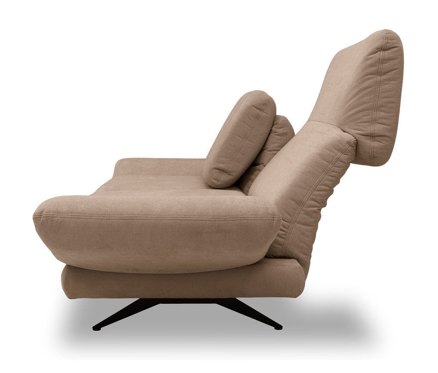 Ein beiges DOMO Collection 2-Sitzer »Saletto« Sofa mit Bumerang-Fuß in der Farbe Coffee auf weißem Hintergrund.