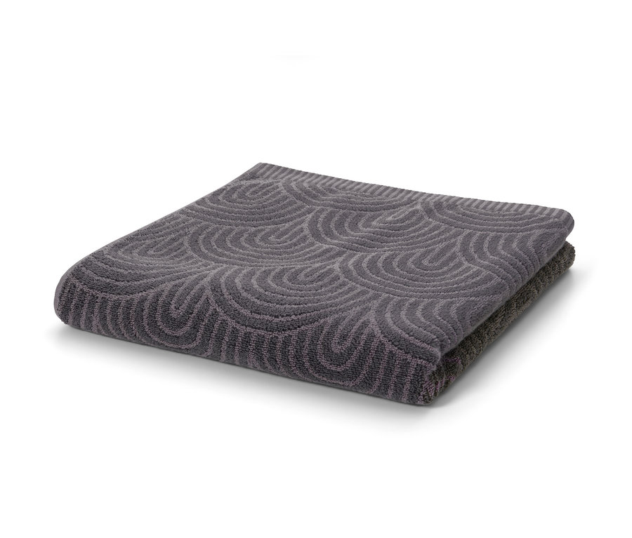Gefaltetes Premium-Badetuch in Anthrazit mit Wellenmuster.