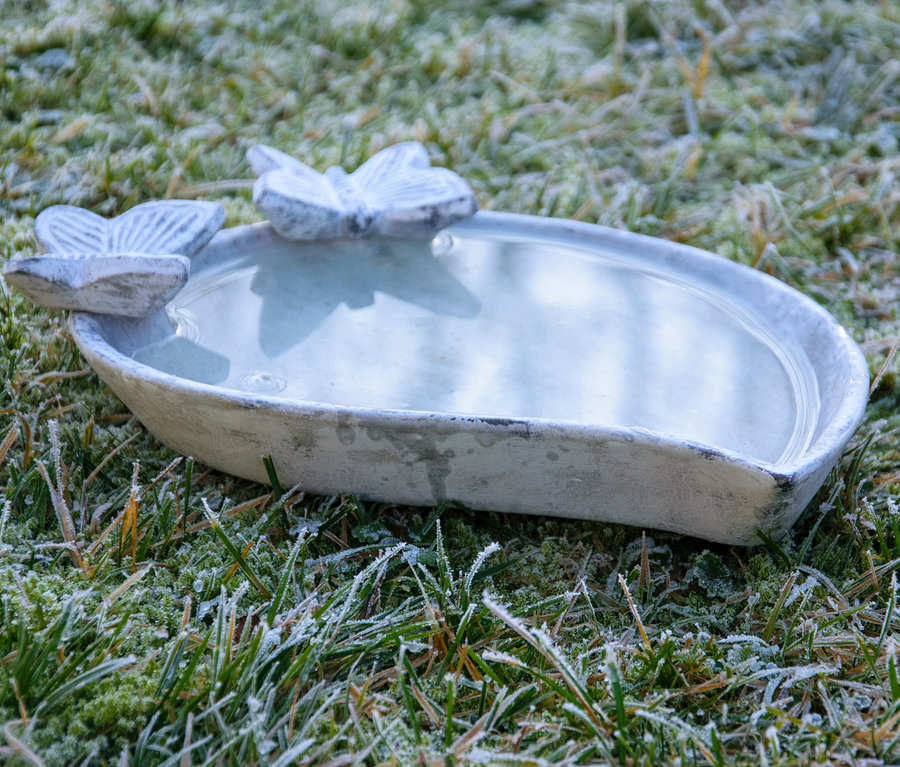 Vogelbad-Insektentränke »Foglia« auf einer mit Raureif bedeckten Wiese.