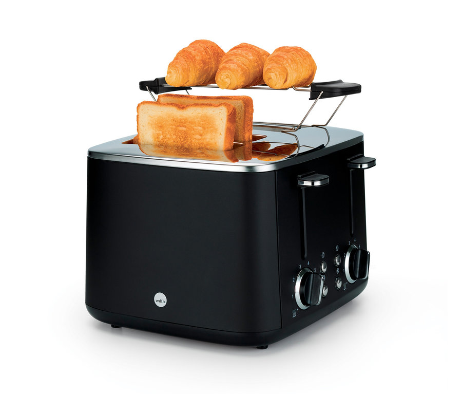 Zwei Toastscheiben im schwarzen WILFA Toaster FAMILY, obenauf drei Croissants.
