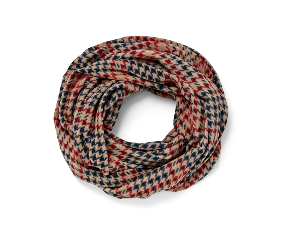 Ein karierter Fleece-Loop ist zu einem Kreis zusammengerollt.