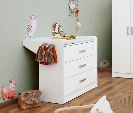 Kinderzimmer mit breiter, weißer Pinolino Wickelkommode »Viktoria« und Dekorationen.