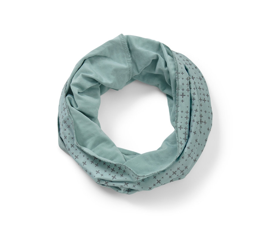 Ein blaues Multifunktionstuch ist zu einem Kreis gerollt.