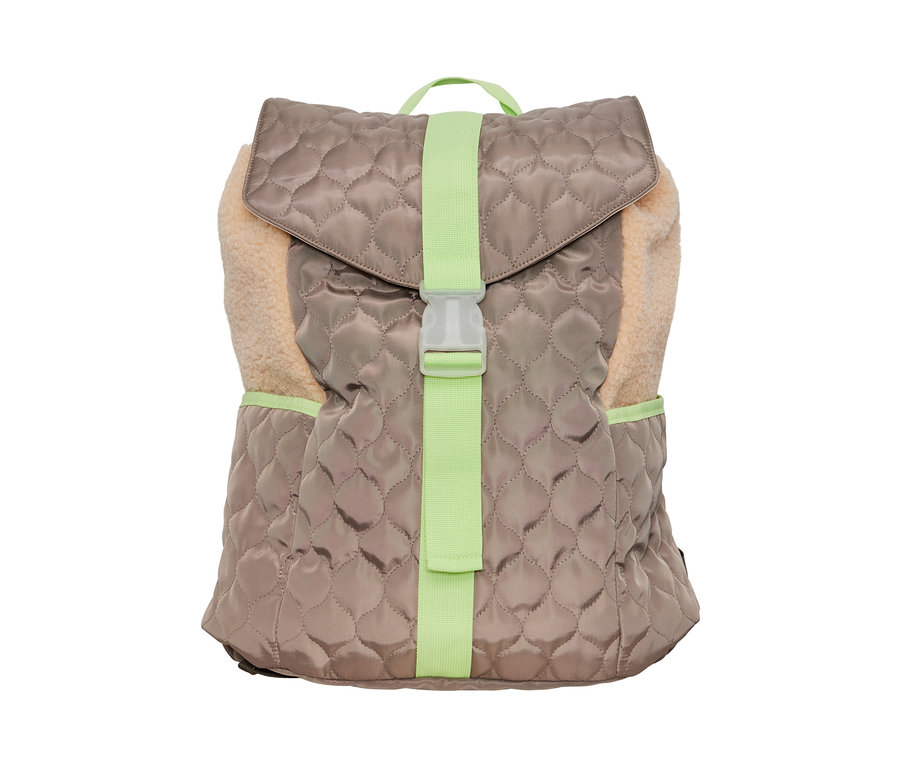 Ein Rucksack in Steppoptik in Beige mit einem hellgrünen Riemen.