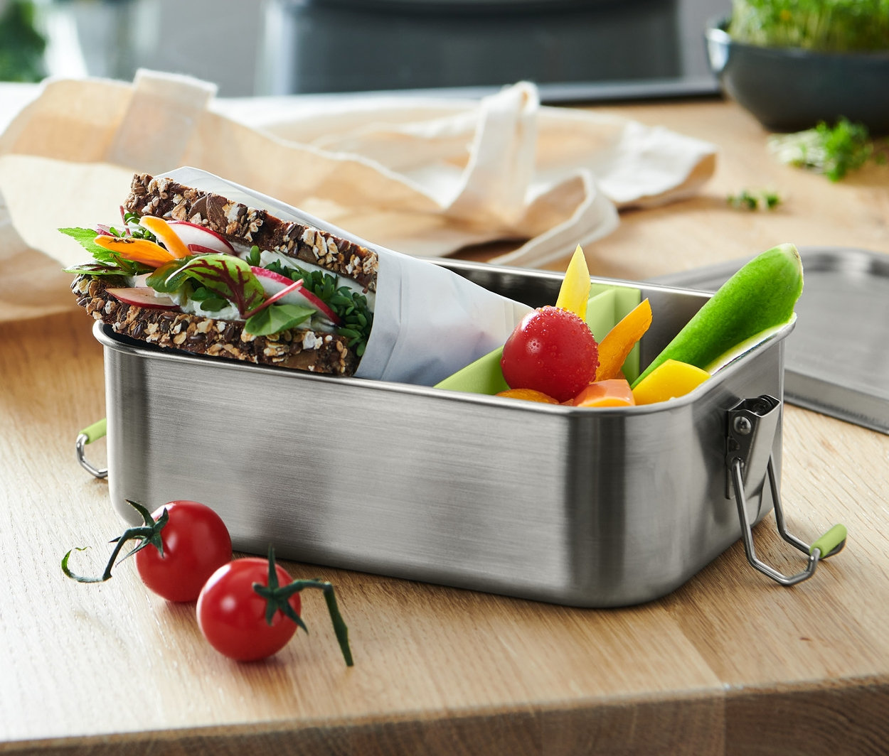 Brotzeit in der To-go-Lunchbox auf dem Tisch.