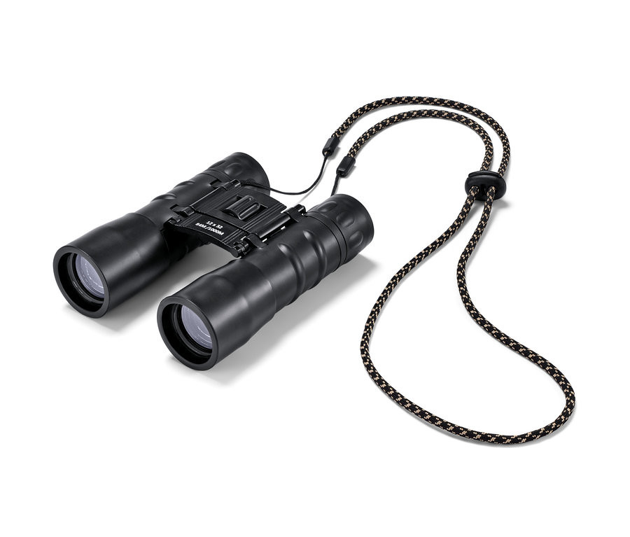 Ein schwarzes Taschenfernglas »12x32« mit Trageriemen liegt auf einem weißen Hintergrund.