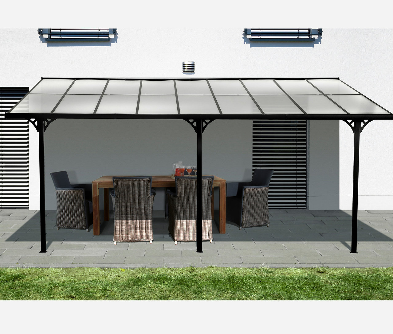 Esstisch mit Stühlen unter einer anthrazitfarbenen Terrassenüberdachung mit einer Breite von ca. 556 cm.