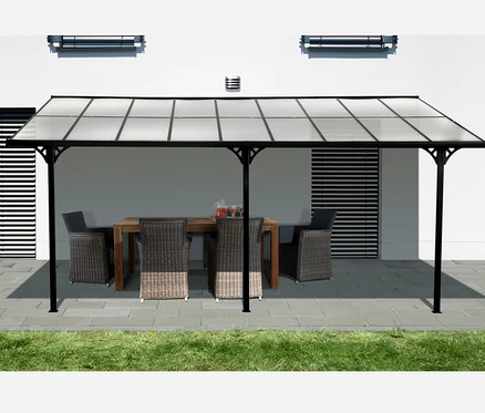 Esstisch mit Stühlen unter einer anthrazitfarbenen Terrassenüberdachung mit einer Breite von ca. 556 cm.