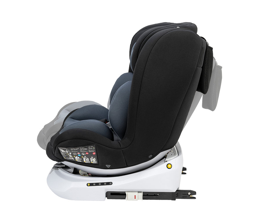 Seitenansicht des Osann Kindersitzes »Four 360 S« mit schwarzem Bezug und grauer Polsterung, montiert auf einem weißen Sockel.