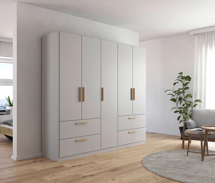 Ein 5-türiger Drehtürenschrank »Skandi« in Seidengrau steht in einem Zimmer.