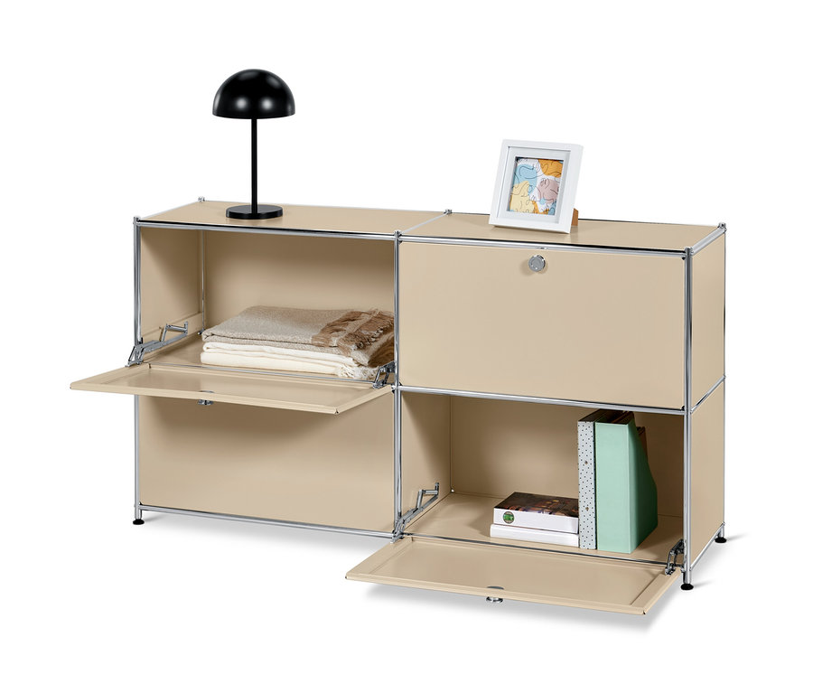 Beiges Sideboard Metall »CN3« mit 4 Klappen, darauf eine Lampe und ein gerahmtes Bild.