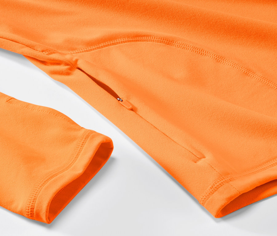 Detailaufnahme eines neonorangen Thermo-Funktionsshirts.