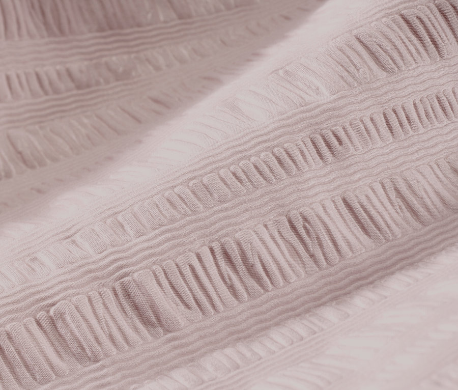 Detailansicht von rosafarbener Seersucker-Bettwäsche.