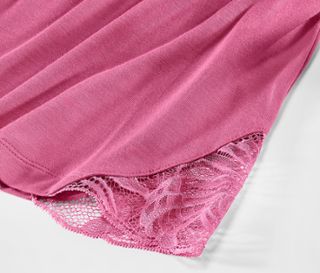 Detailansicht eines rosafarbenen Shorty-Pyjama-Sets mit Spitze.