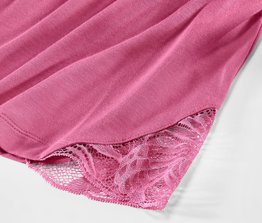 Detailansicht eines rosafarbenen Shorty-Pyjama-Sets mit Spitze.