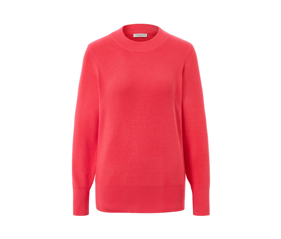Ein rosafarbener Feinstrickpullover.