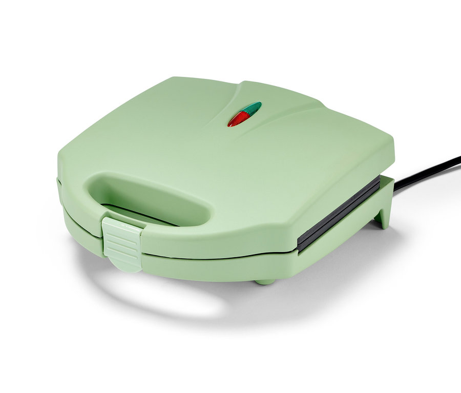 Ein geschlossenes, hellgrünes Waffeleisen mit einem schwarzen Kabel.