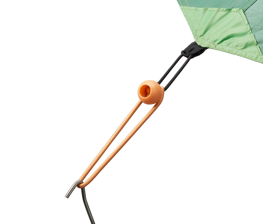 Detailaufnahme eines grünen Zeltes mit 12 Spanngummis.