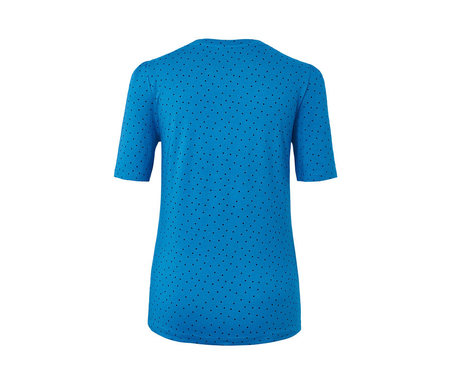 Blaues T-Shirt mit kurzen Ärmeln und einem gepunkteten Muster.