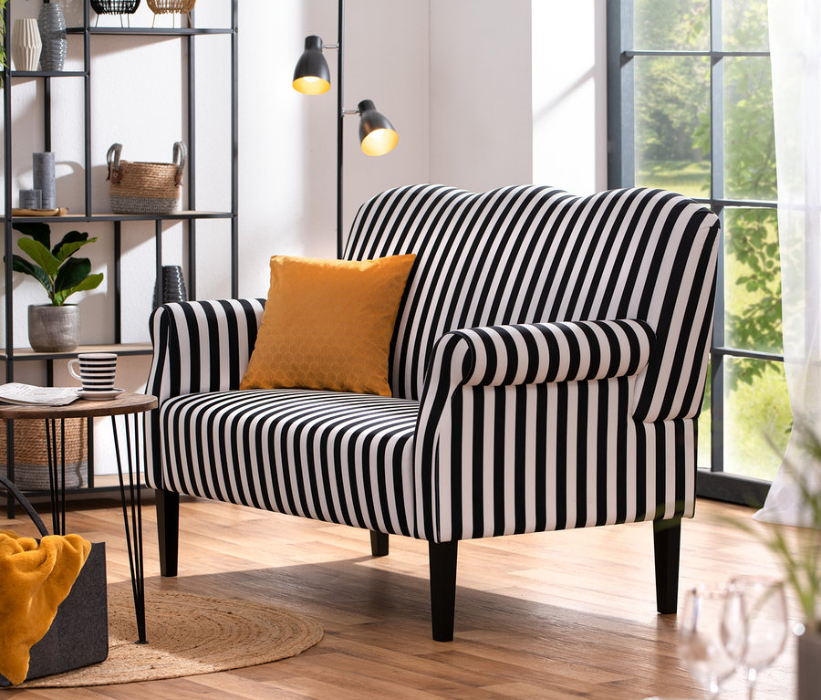 Gestreiftes schwarz-weißes Küchensofa »Juuma« mit senfgelbem Kissen.