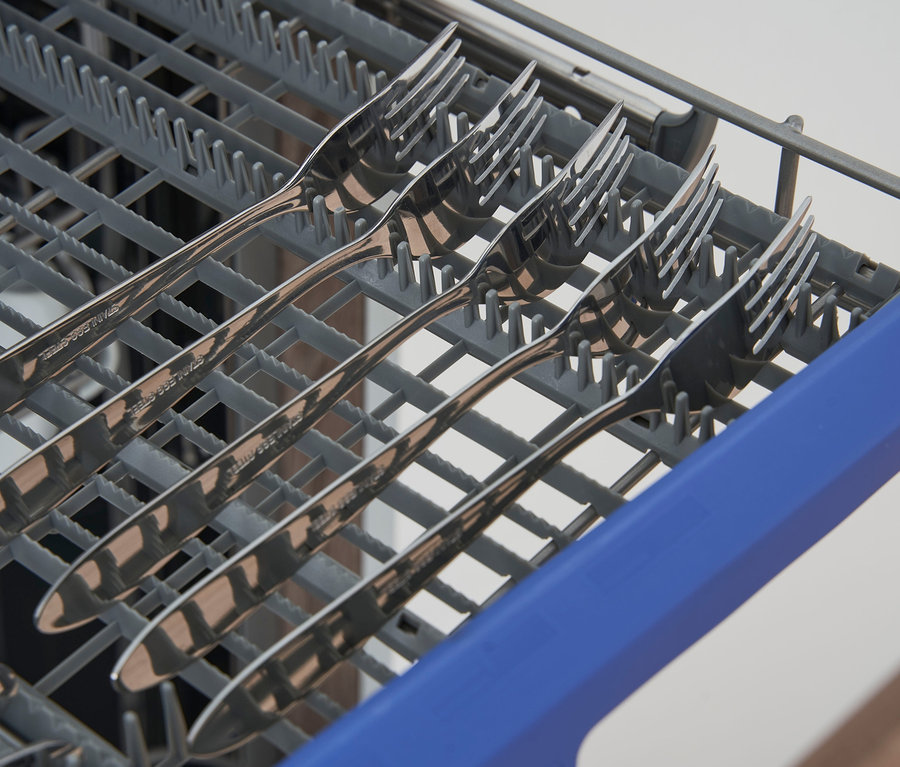 Draufsicht von silbernen Gabeln in einer grauen Geschirrspülerschublade. Im Hintergrund ist der Respekta teilintegrierbarer-Geschirrspüler »GSP60IBATIDM«, 60 cm, E (von A bis G) zu sehen.