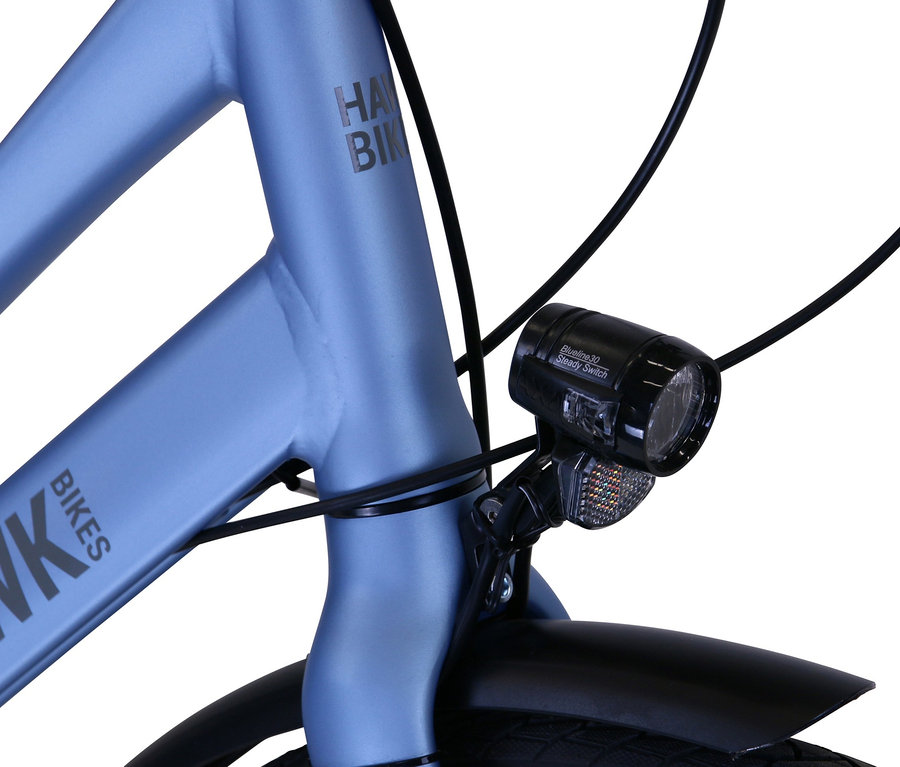Detailaufnahme eines blauen HAWK Bikes Fahrrads »Trekking Lady Super Deluxe Plus« mit 28 Zoll und 48-cm-Rahmen, wobei Licht und Schutzblech im Vordergrund stehen.