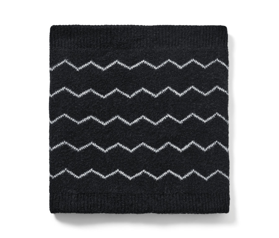 Schwarzer Strick-Loop mit weissem Zickzackmuster.