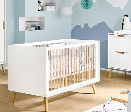 Kinderzimmer mit weißem Pinolino Babybett »Edge« und Kommode.