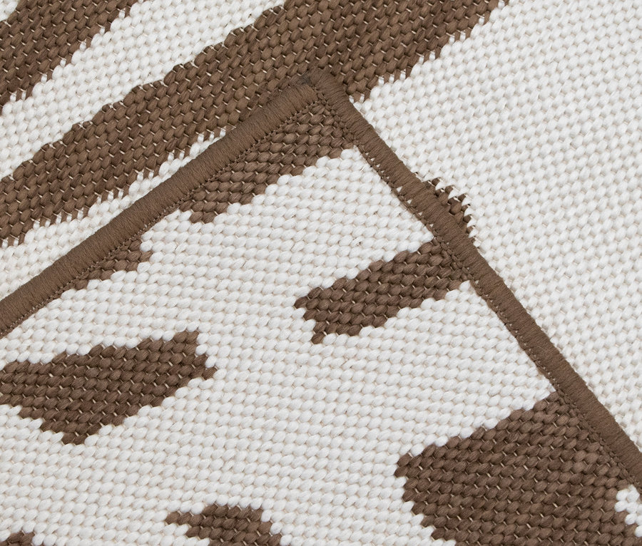 Detailaufnahme eines braunen Outdoor-Wendeteppichs "Palm Tree" mit Palmenmuster.