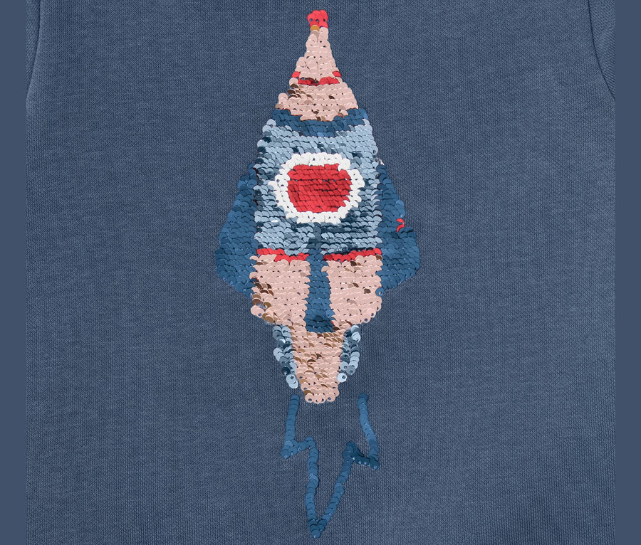 Detailansicht eines Kinder-Sweatshirts mit Wendepailletten, Rakete.