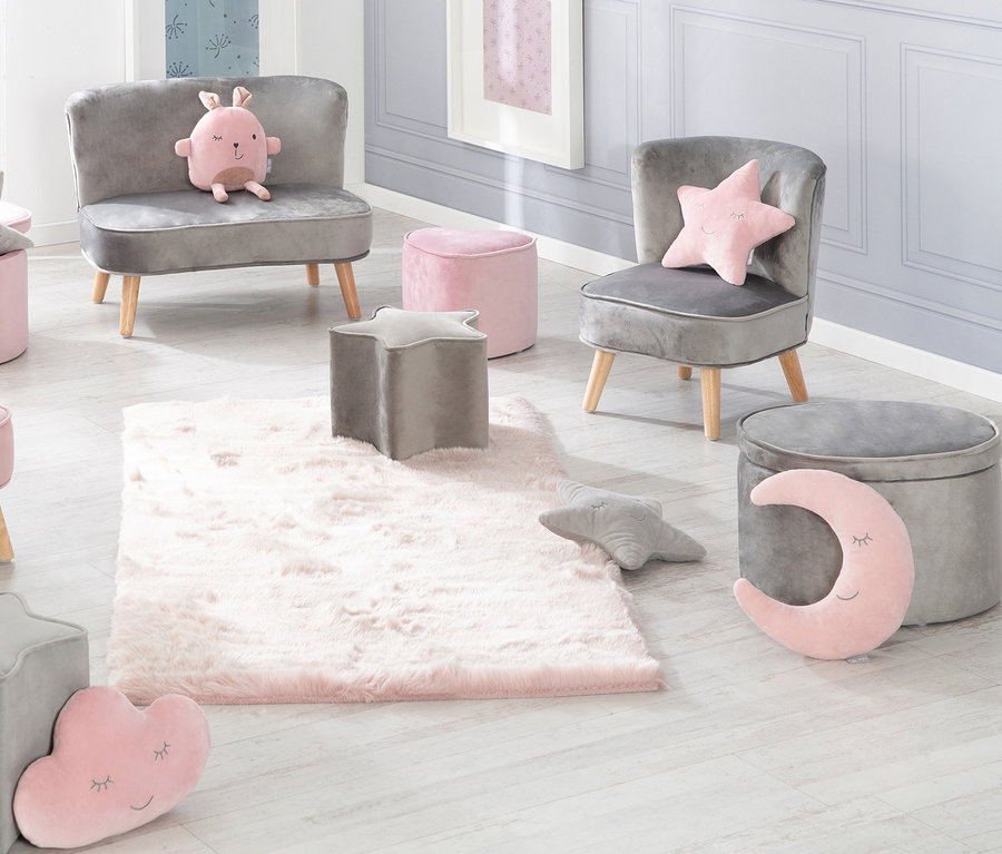 Ein Kinderzimmer mit grauen Sesseln, rosa Stern-, Wolken- und Mondkissen und einem rosa Teppich. Inklusive roba Kinderhocker mit Aufbewahrungsfunktion »Lil Sofa«, grau.