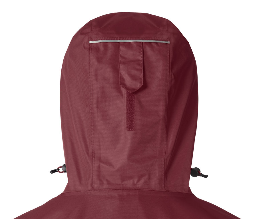 Detailansicht der Kapuze einer weinroten Regenjacke.