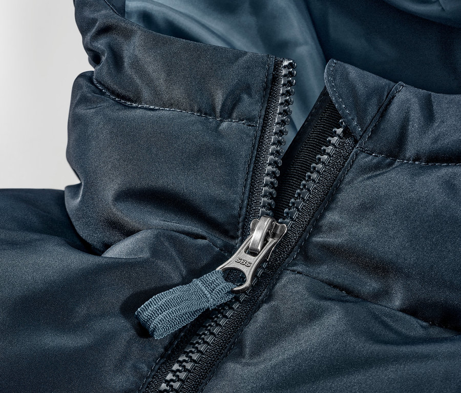 Detailansicht einer Kinder-Thermojacke mit geöffnetem Reißverschluss.