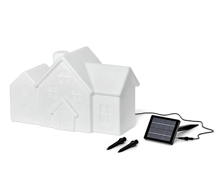 Eine weiße Solar-Outdoorleuchte in Form eines Hauses, ein Solarpanel und zwei Befestigungsstifte sind auf einem weißen Hintergrund dargestellt.