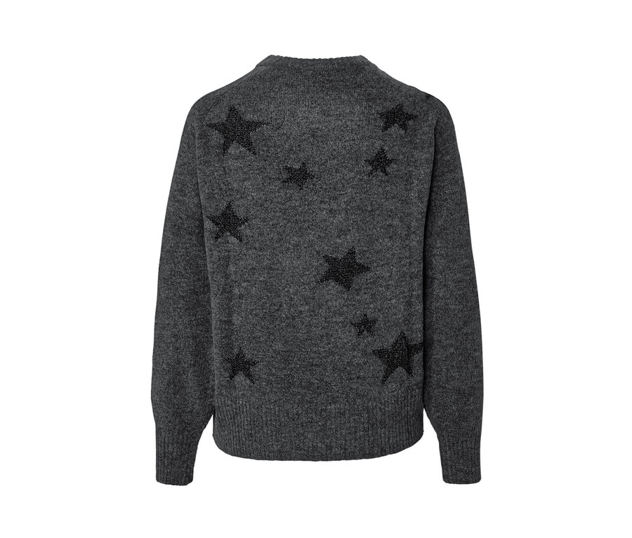 Grauer Strickpullover mit schwarzen Sternen.